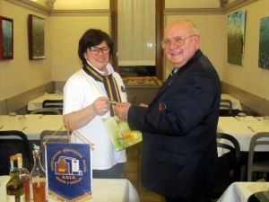 consegna tessera A.D.I.D. a Piera Cristini dal Governatore